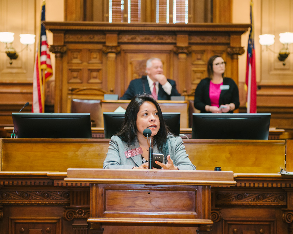 Brenda López Romero en el podio de la Asamblea General de Georgia